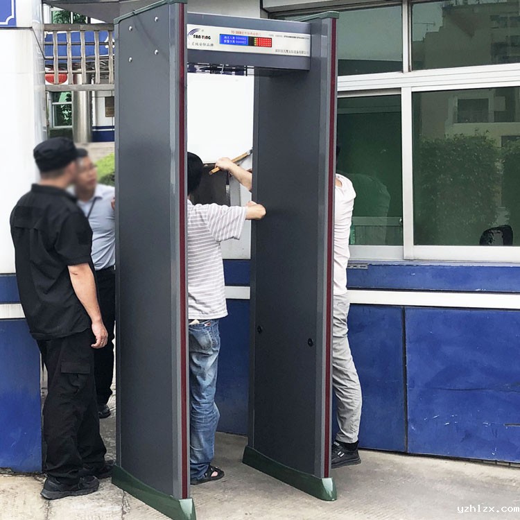 深圳龙华区派出所安装hth官方登录入口室外防水安检门.JPG